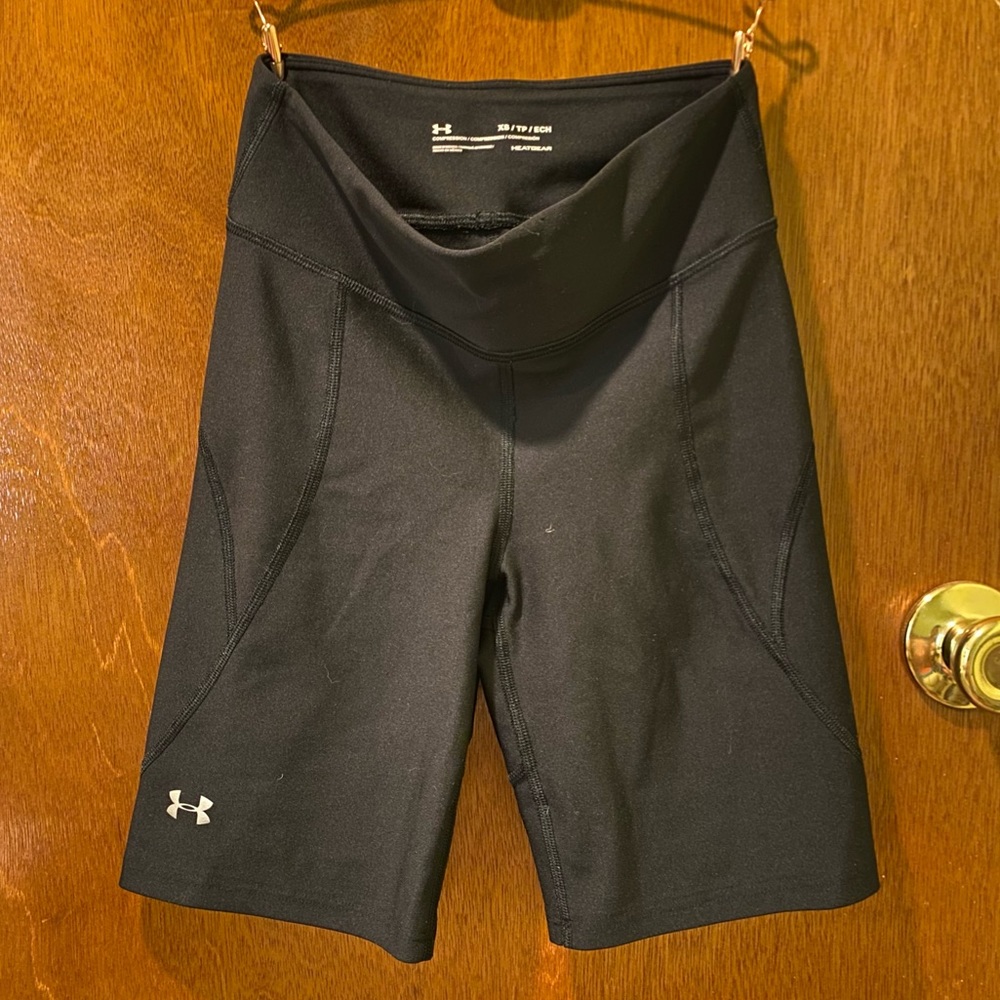 Under Armour Biker Shorts in Black XS